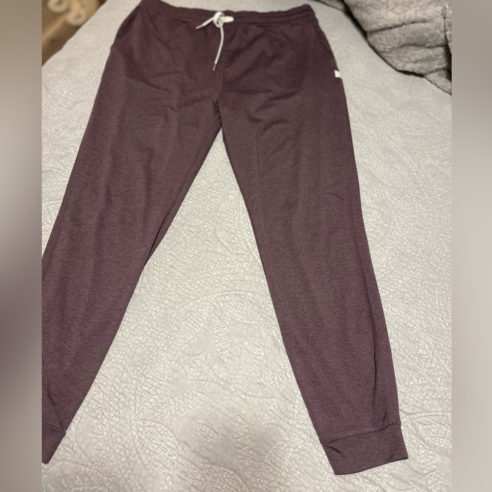 Vuori elderberry discontinued color size large, like new. No signs of wear